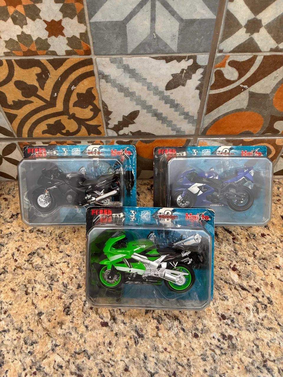 Lote 3 miniaturas Honda, Yamaha e Kawasaki 