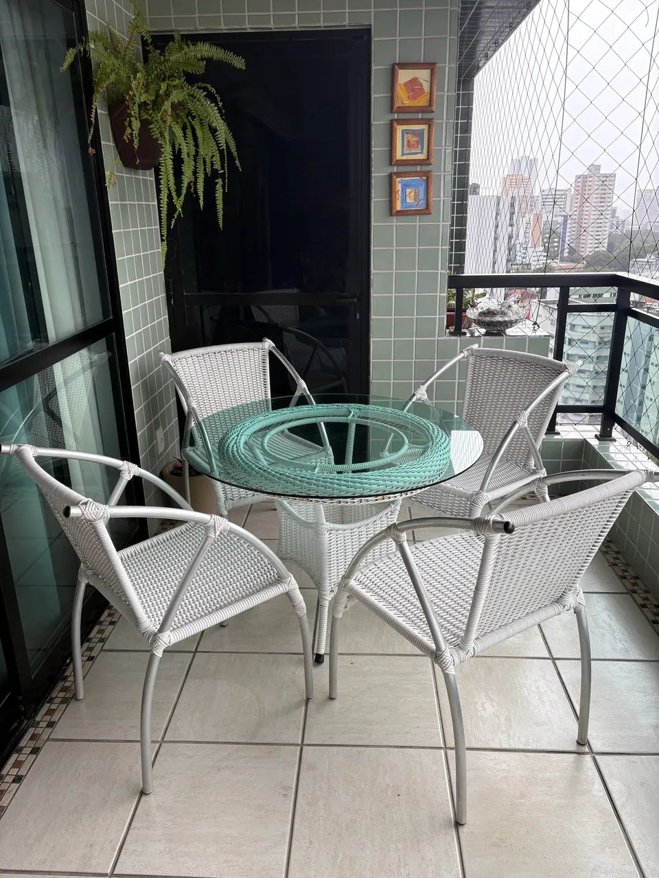 Conjunto de mesa e 4 cadeiras em vime sintético branco