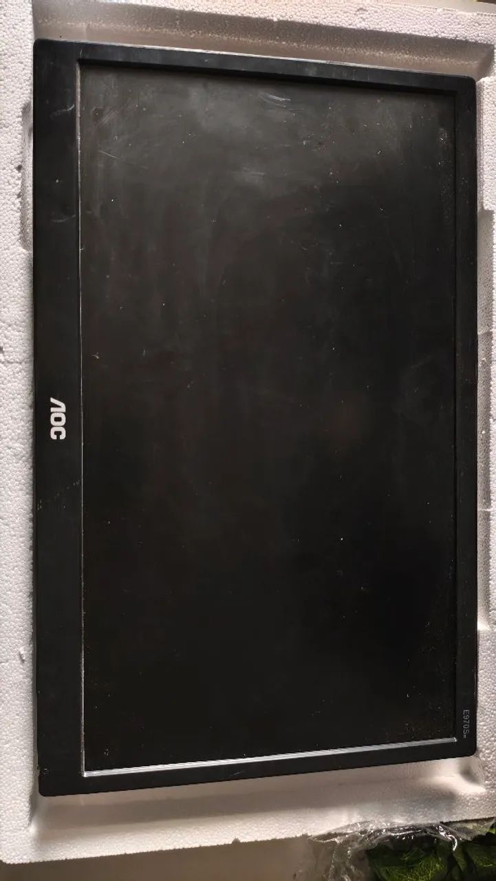 Monitor Aoc com suporte para parede 
