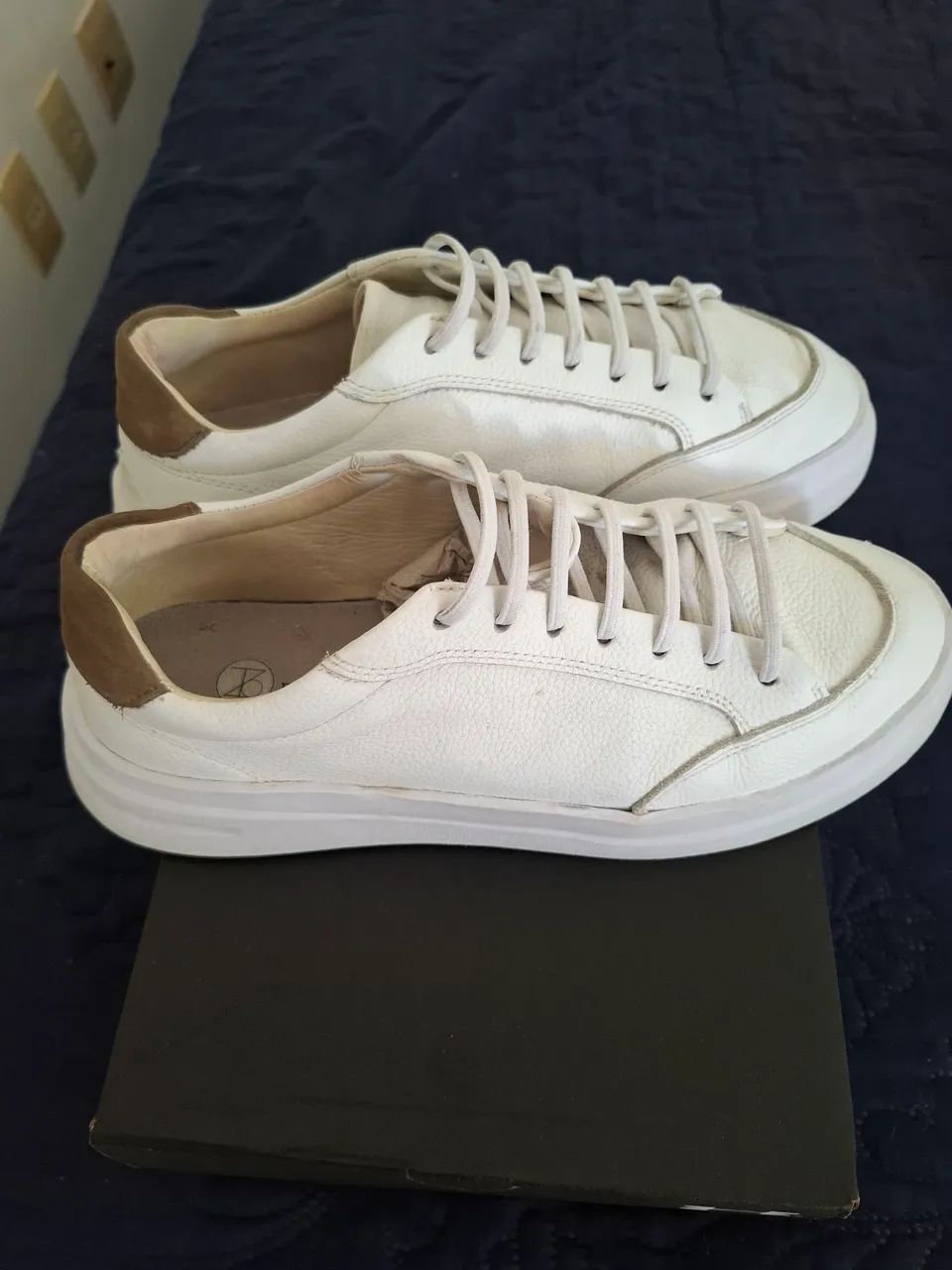 Tenis casual branco de couro - Foto 2