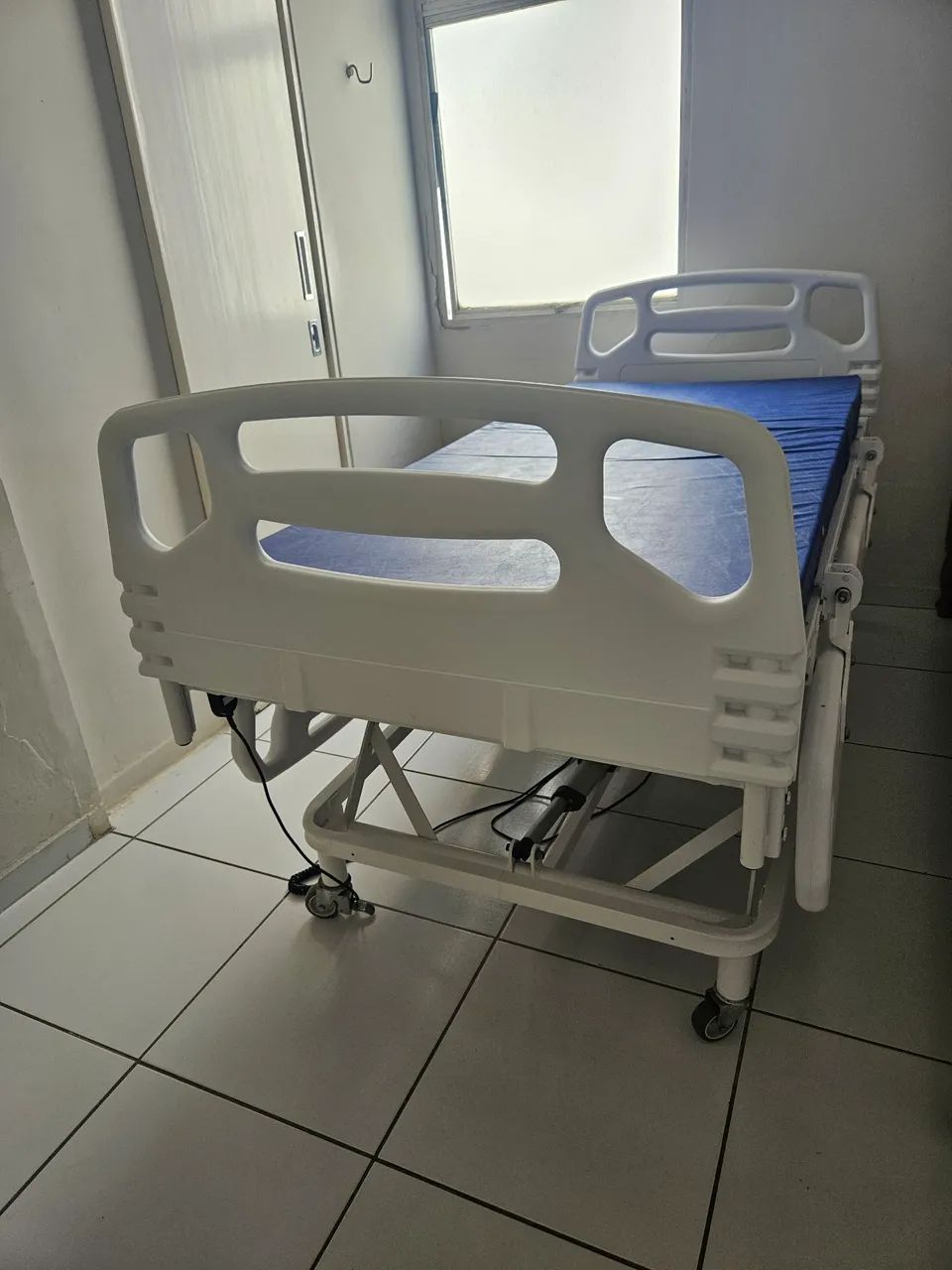 Cama hospitalar motorizada 