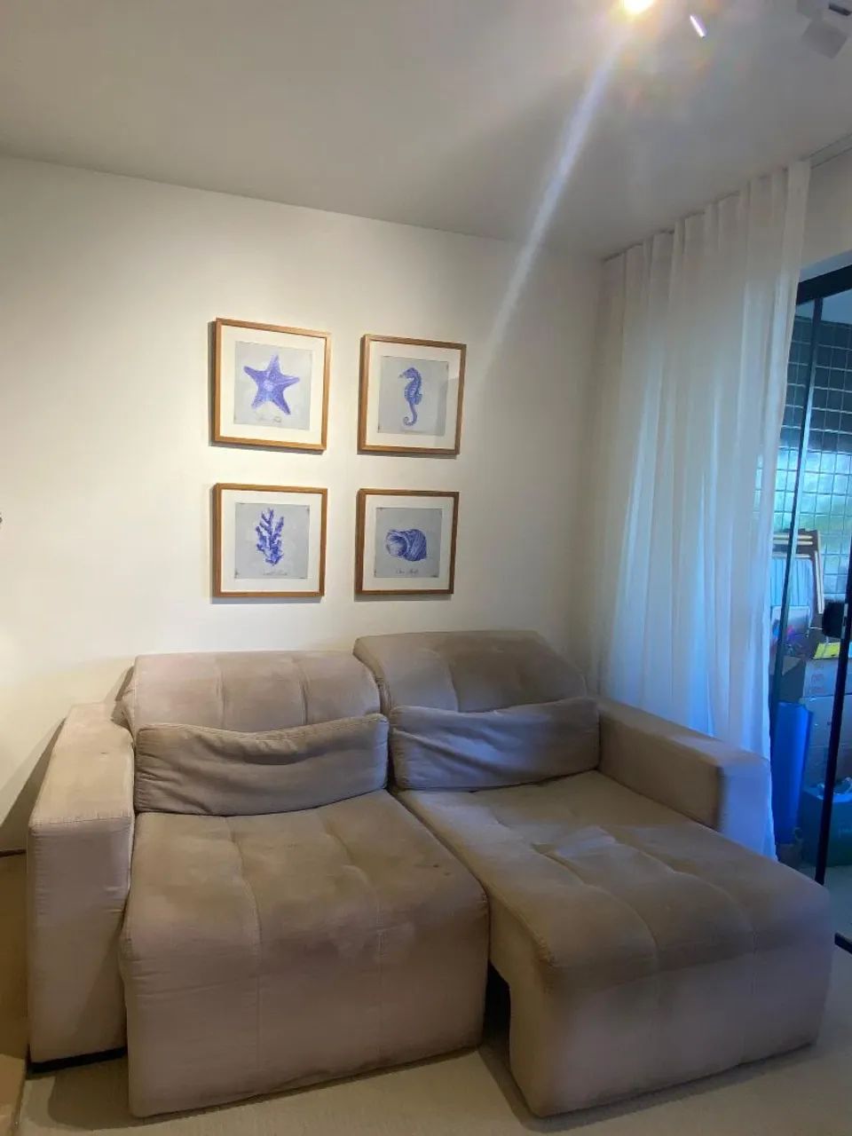 SOFÁ RETRÁTIL E RECLINÁVEL EM SUEDE BEGE