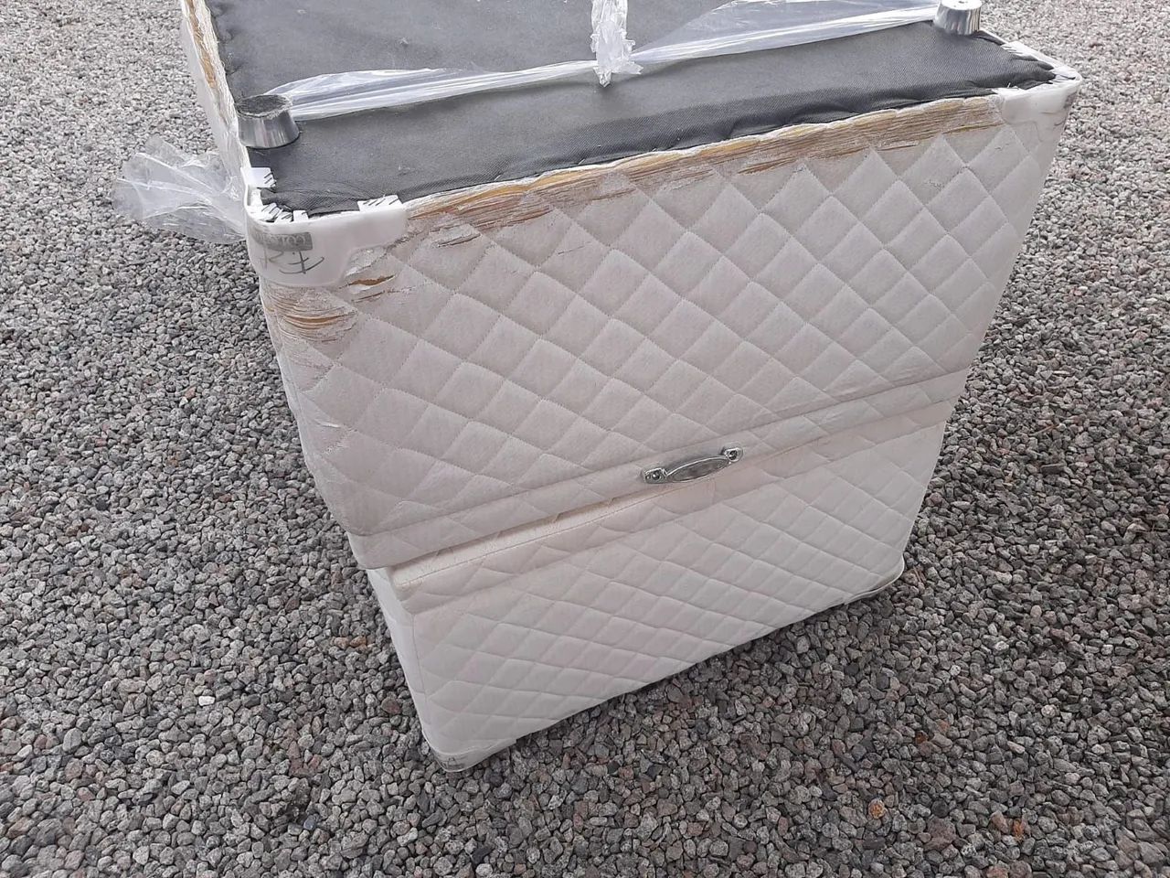 Base Queen Size baú com puidos,tenho tecido Suede pra restir