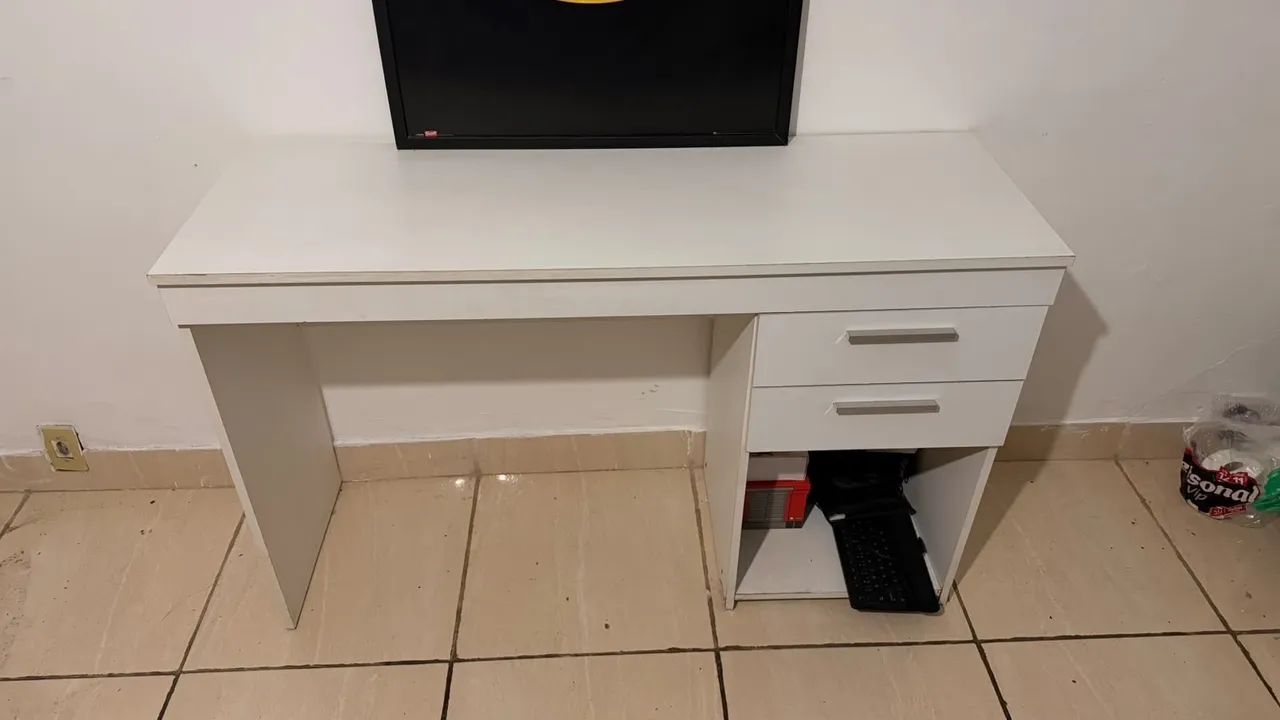 Escrivaninha branca com 2 gavetas  - Foto 3