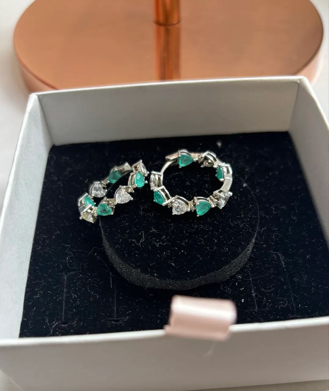 Argolas Prateadas Cravejadas com Pedras Verdes e zircônias Transparentes - Foto 2