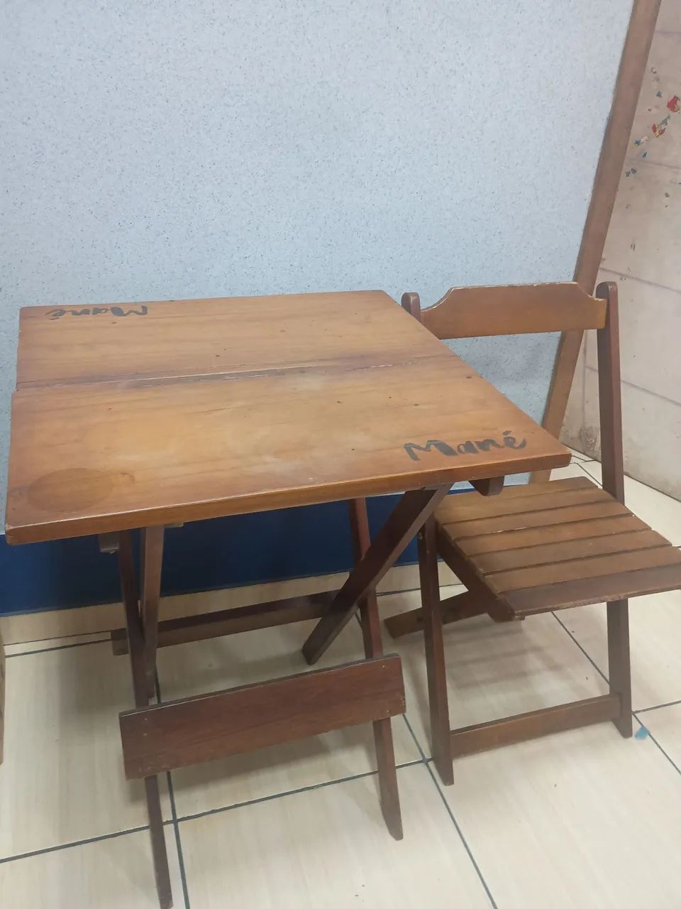 Mesa e cadeira dobráveis ( madeira ?)  - Foto 2