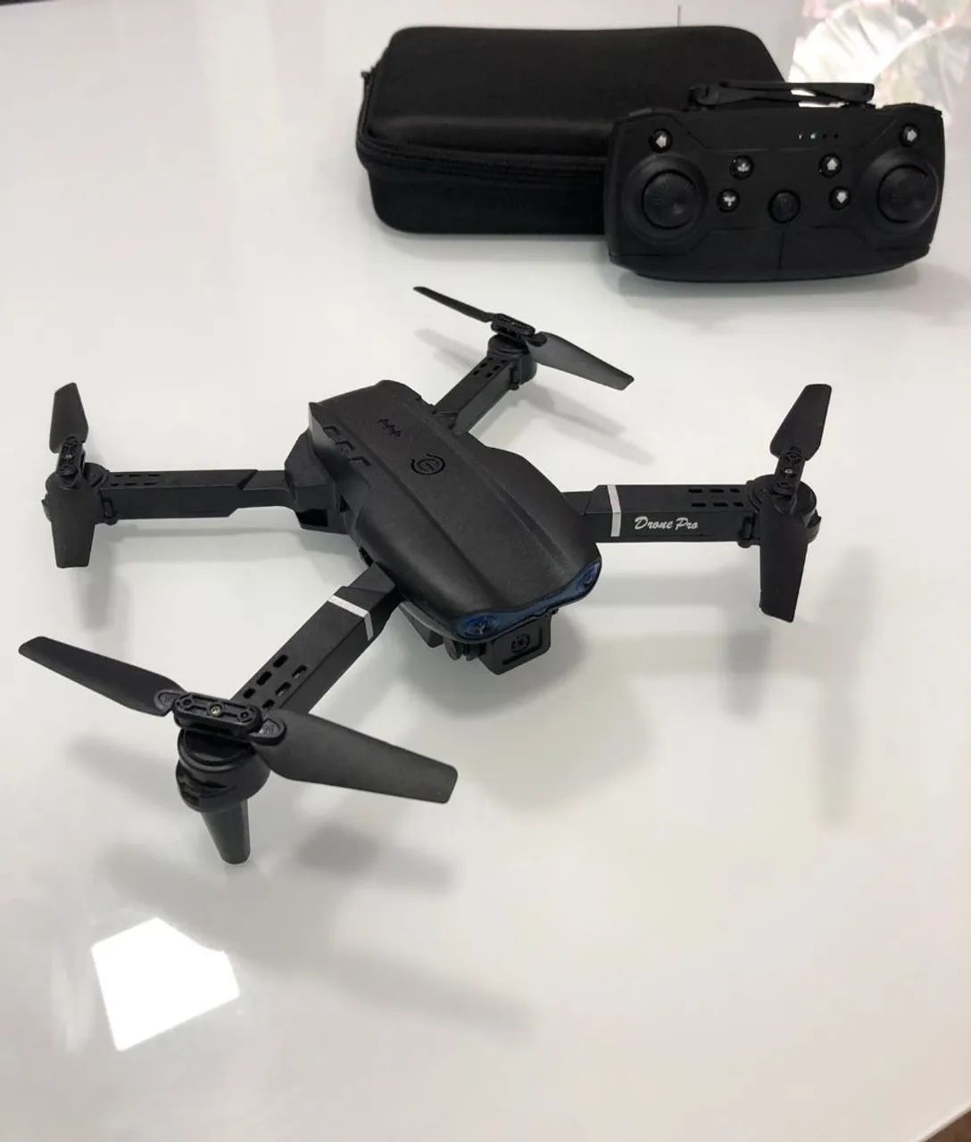 Mini drone E88 faz manobras  - Foto 4