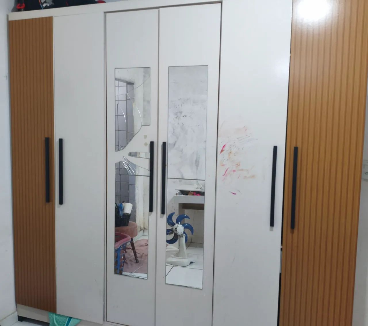 Guarda roupa 6 portas. 