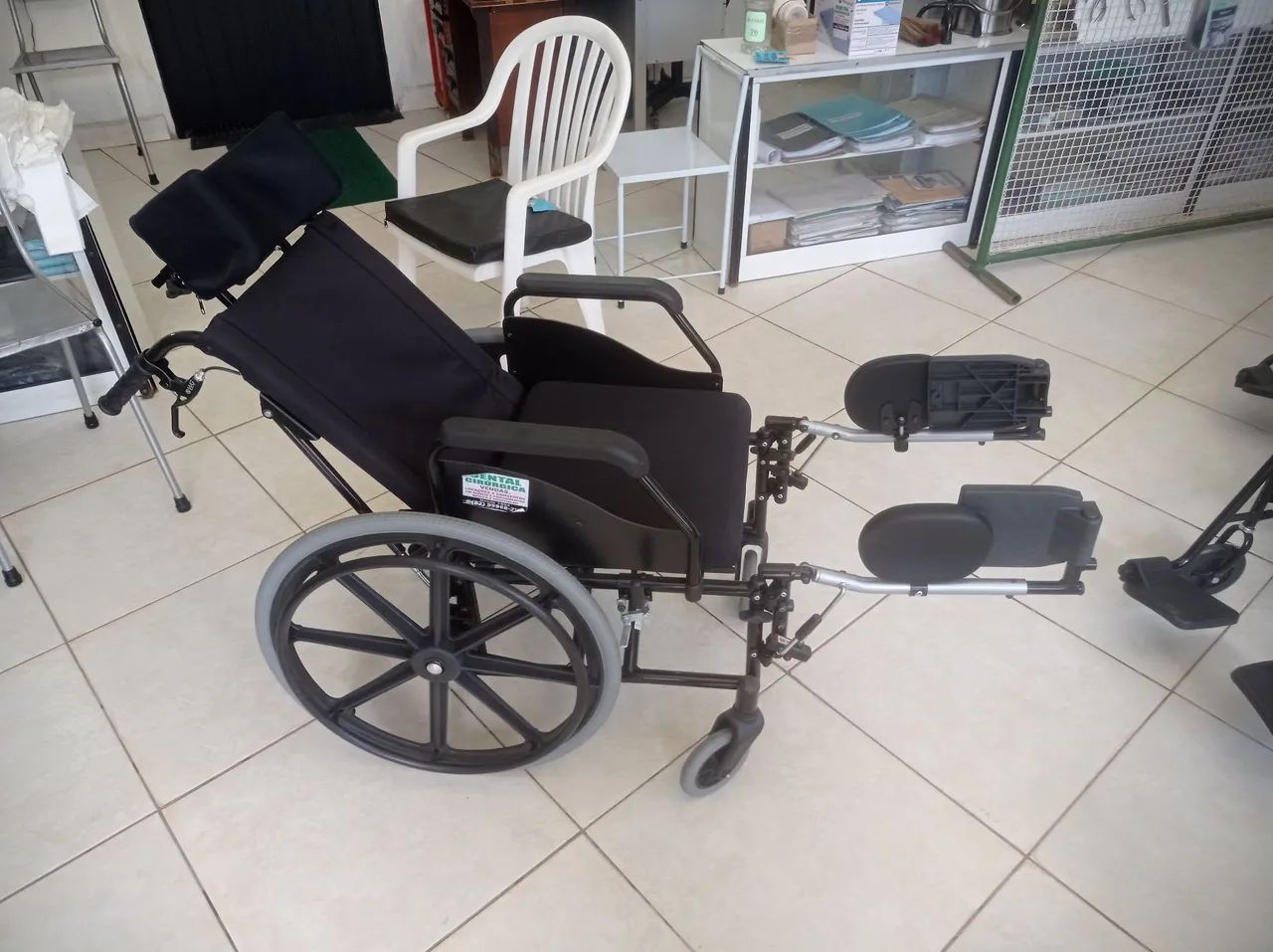 Cadeira de rodas reclinável. *
