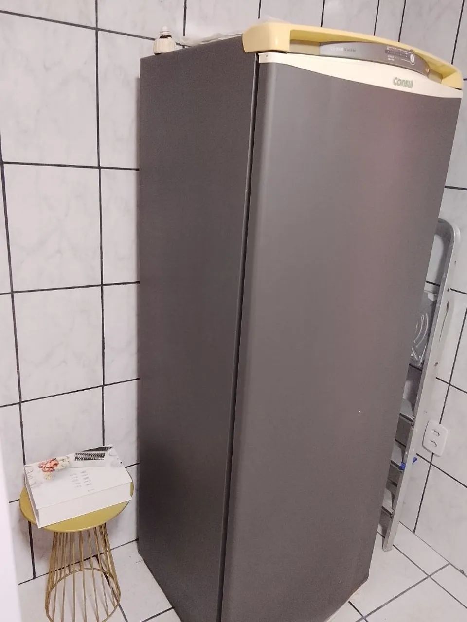 Vendo geladeira semi nova 