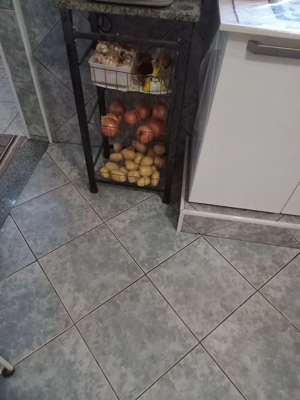 Fruteira  com 3 prateleiras  de ferro na cor preta - Foto 2