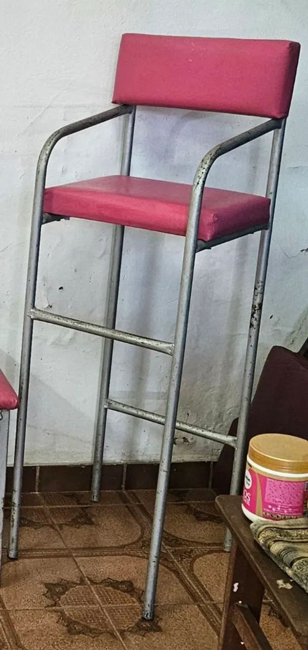 CADEIRA INFANTIL PARA CORTE E BANCO ESTOFADO PARA SALA DE ESPERA. - Foto 3