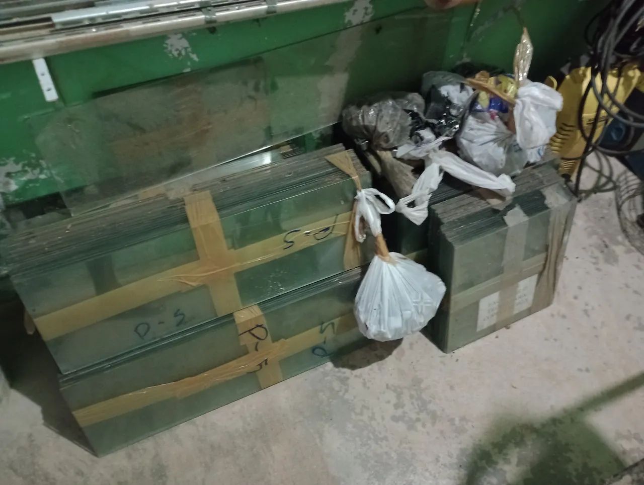 Fundo de loja de artigos de enfeites, papelaria e roupas  - Foto 2