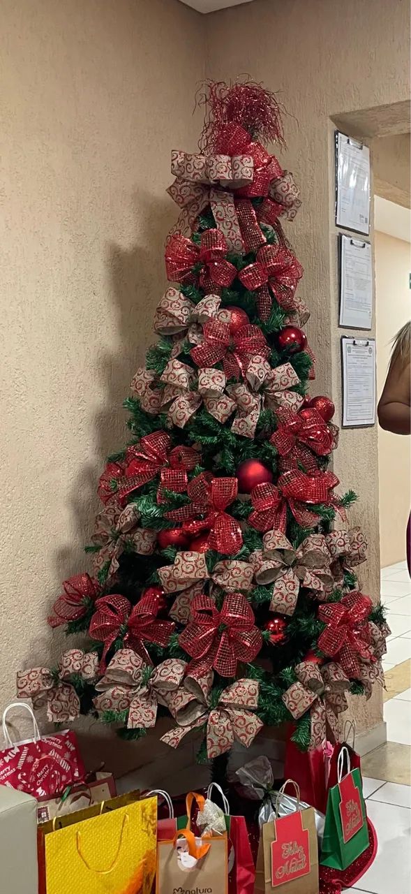Árvore de Natal - laços e bolas inclusas