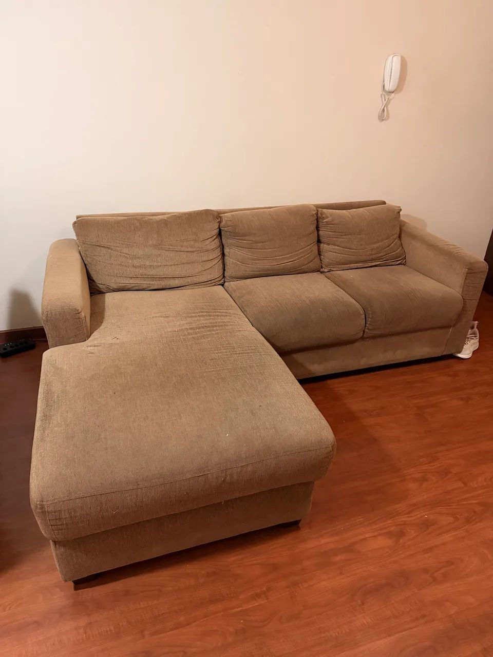 Sofá 3 Lugares com Chaise Fixa Bege - Foto 2