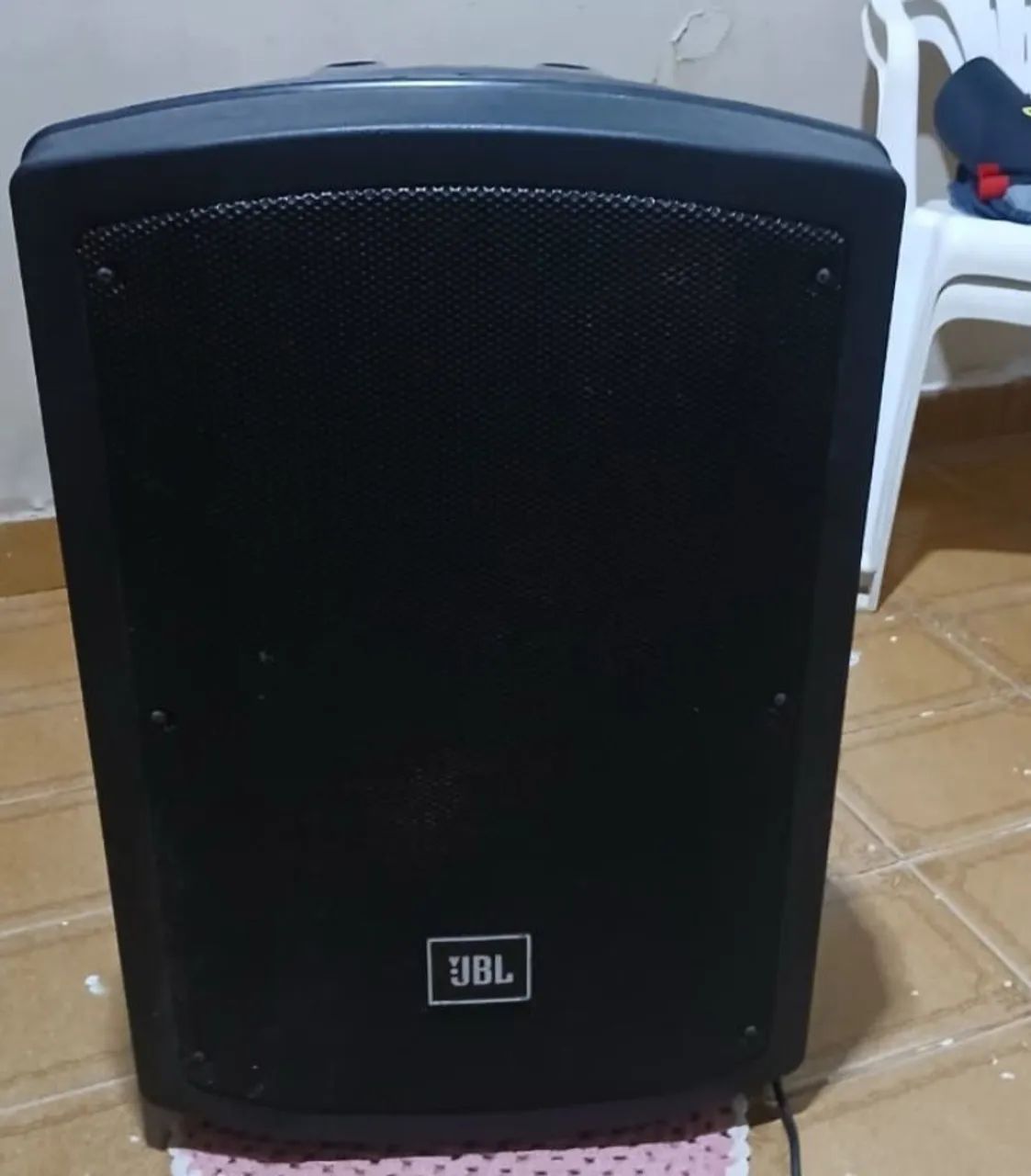 Caixa de som grande JBL
