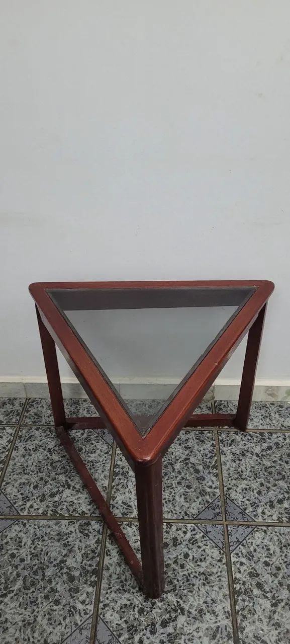 Mesa de centro triangular com tampo de vidro - Foto 2