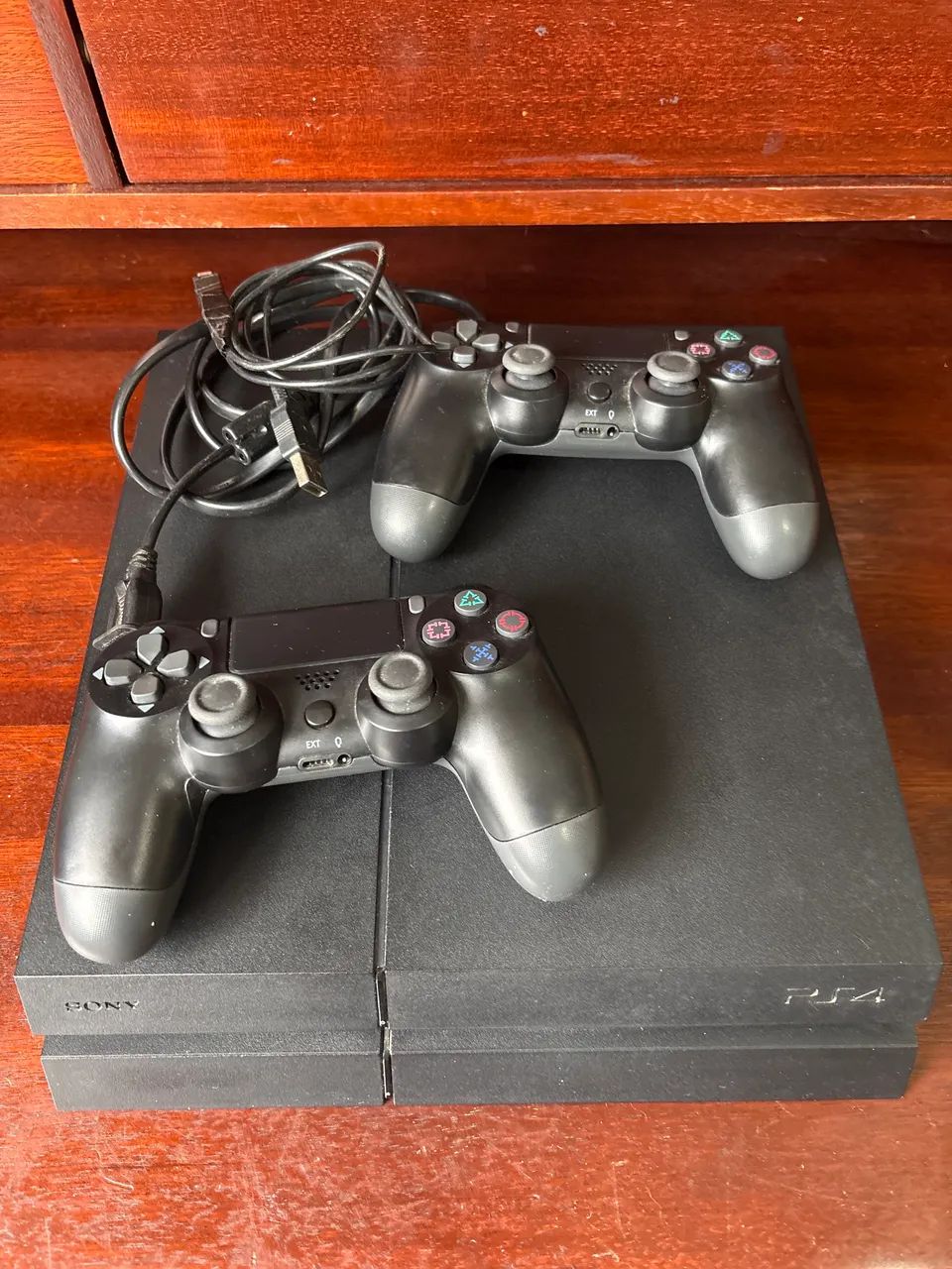 Play 4 + 2 controles + cabos