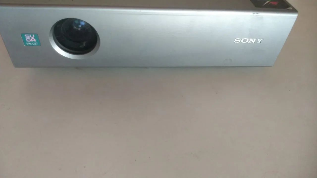 Projetor Sony <br>Ligando porém com defeito R$220,00 + frete - Foto 4