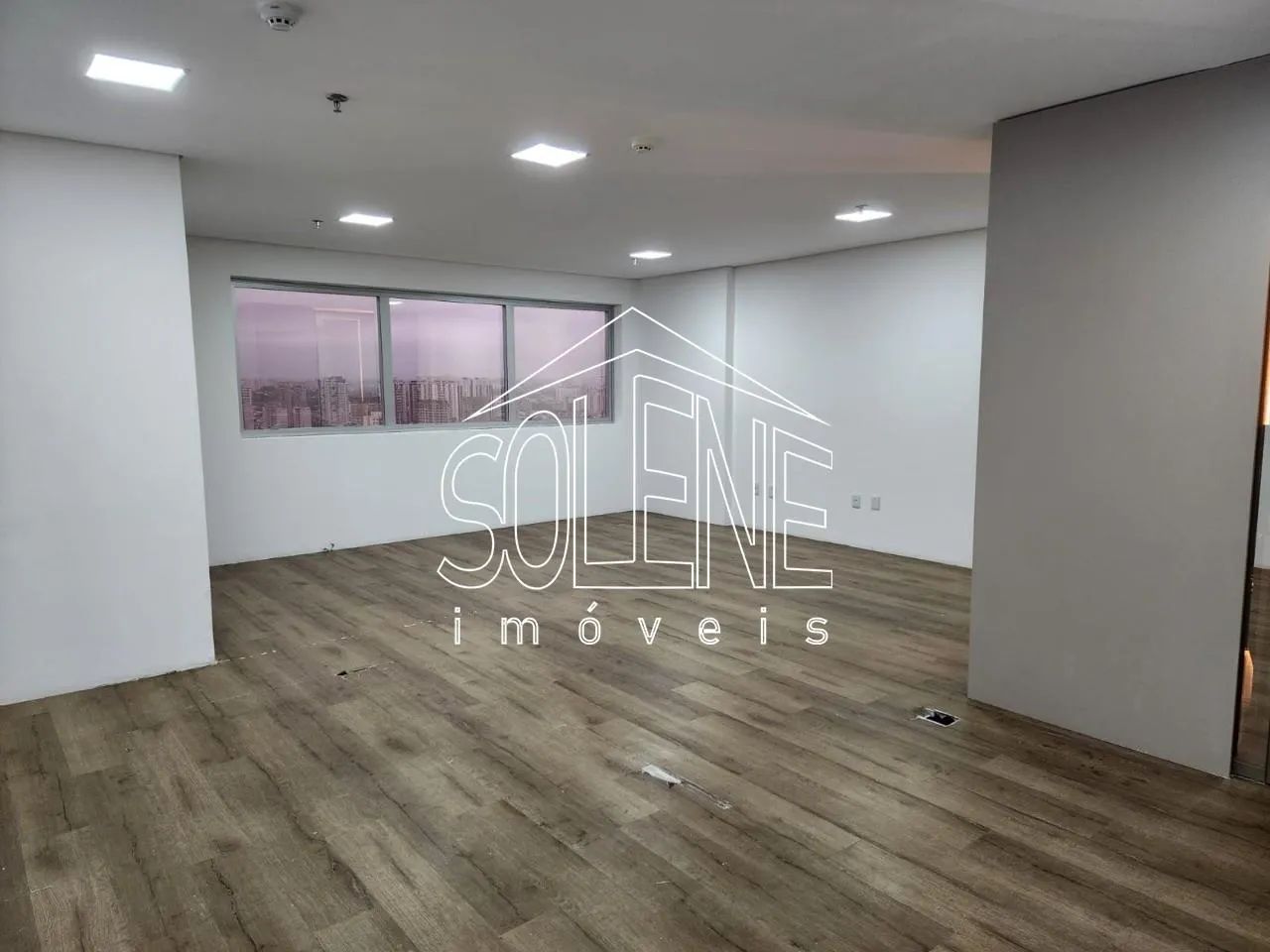 SALA COMERCIAL A VENDA NO PARQUE CONTINENTAL MEDINDO 53M² COM BANHEIRO, VARANDA E 1 VAGA D