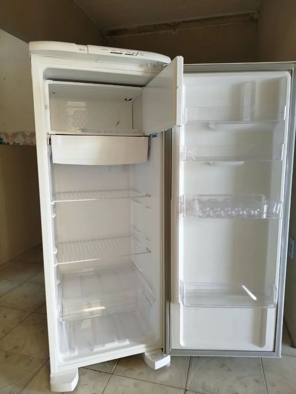 Vende-se geladeira Electrolux nova 3 anos de garantia - Foto 3