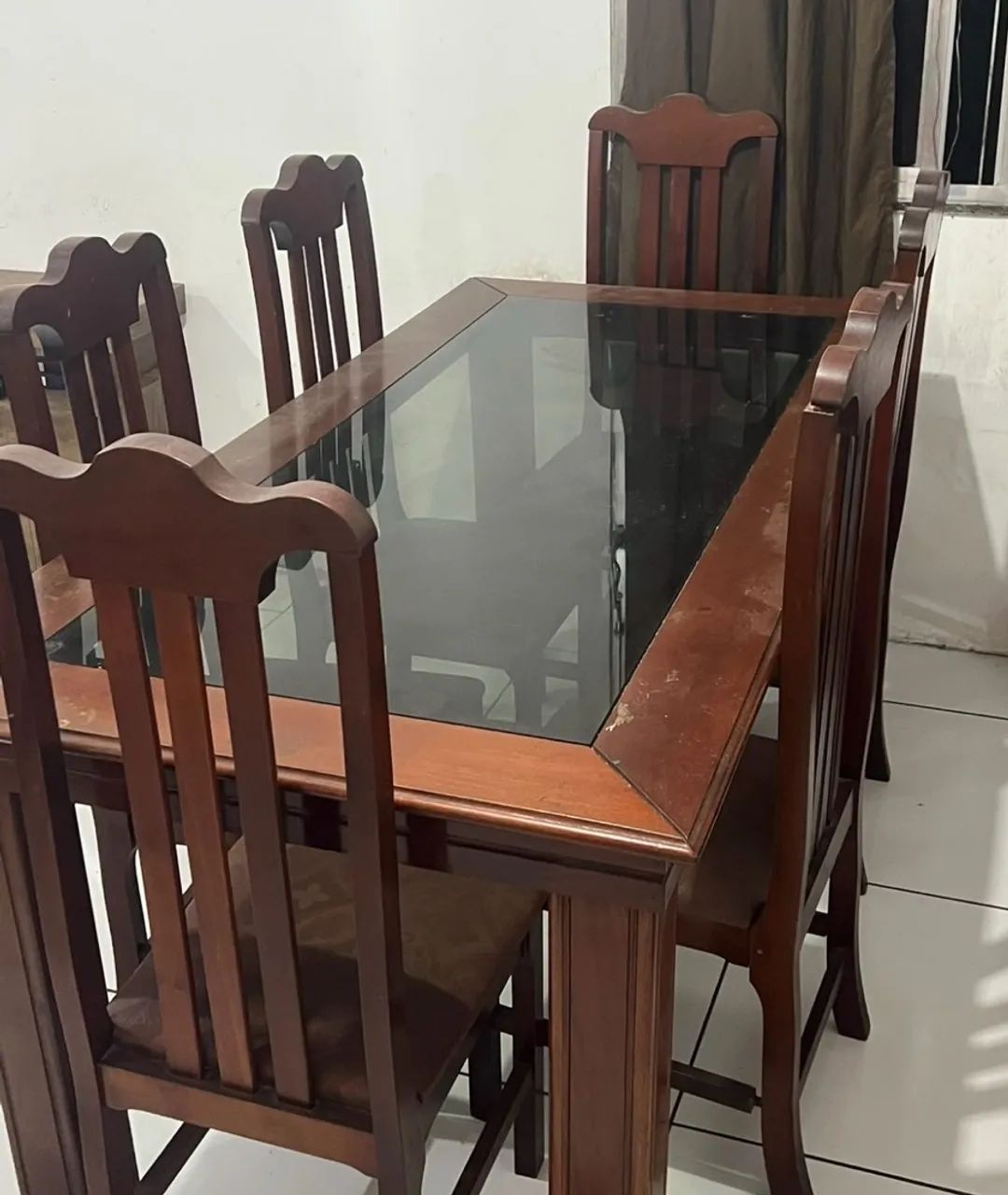 Mesa com cadeiras e um aparador  - Foto 2