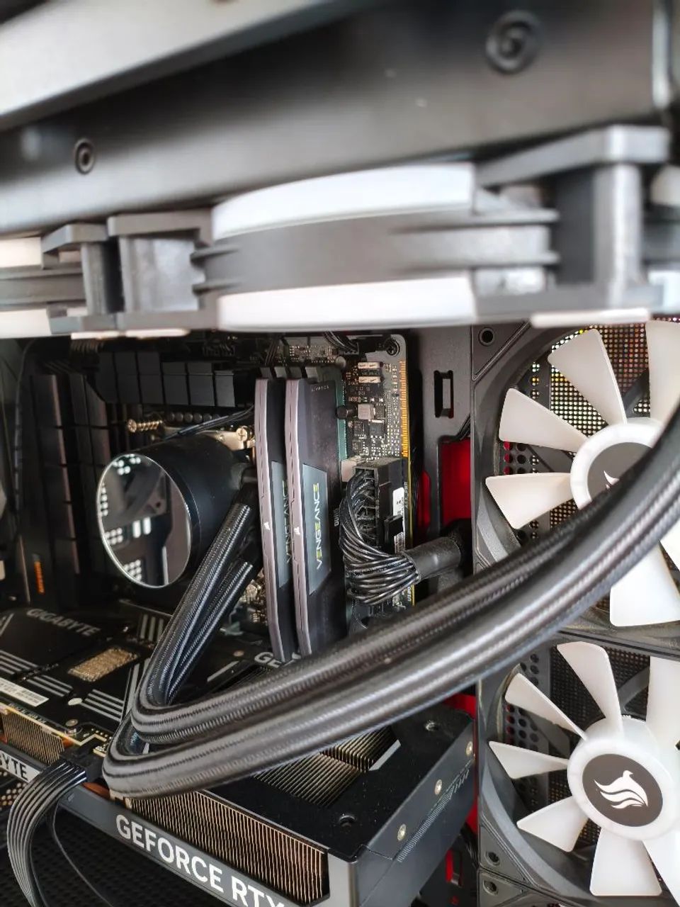 PC GAMER MONSTRO - CORE I5 14600KF - RTX 5070 12GB - 64GB DDR5 - 5 MESES DE USO! - Foto 4