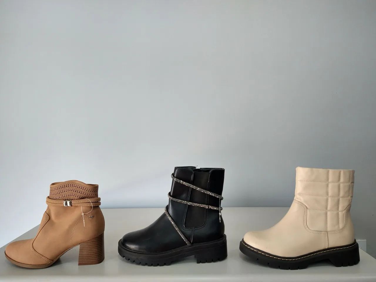 Lote de botas femininas 22 pares - Foto 2