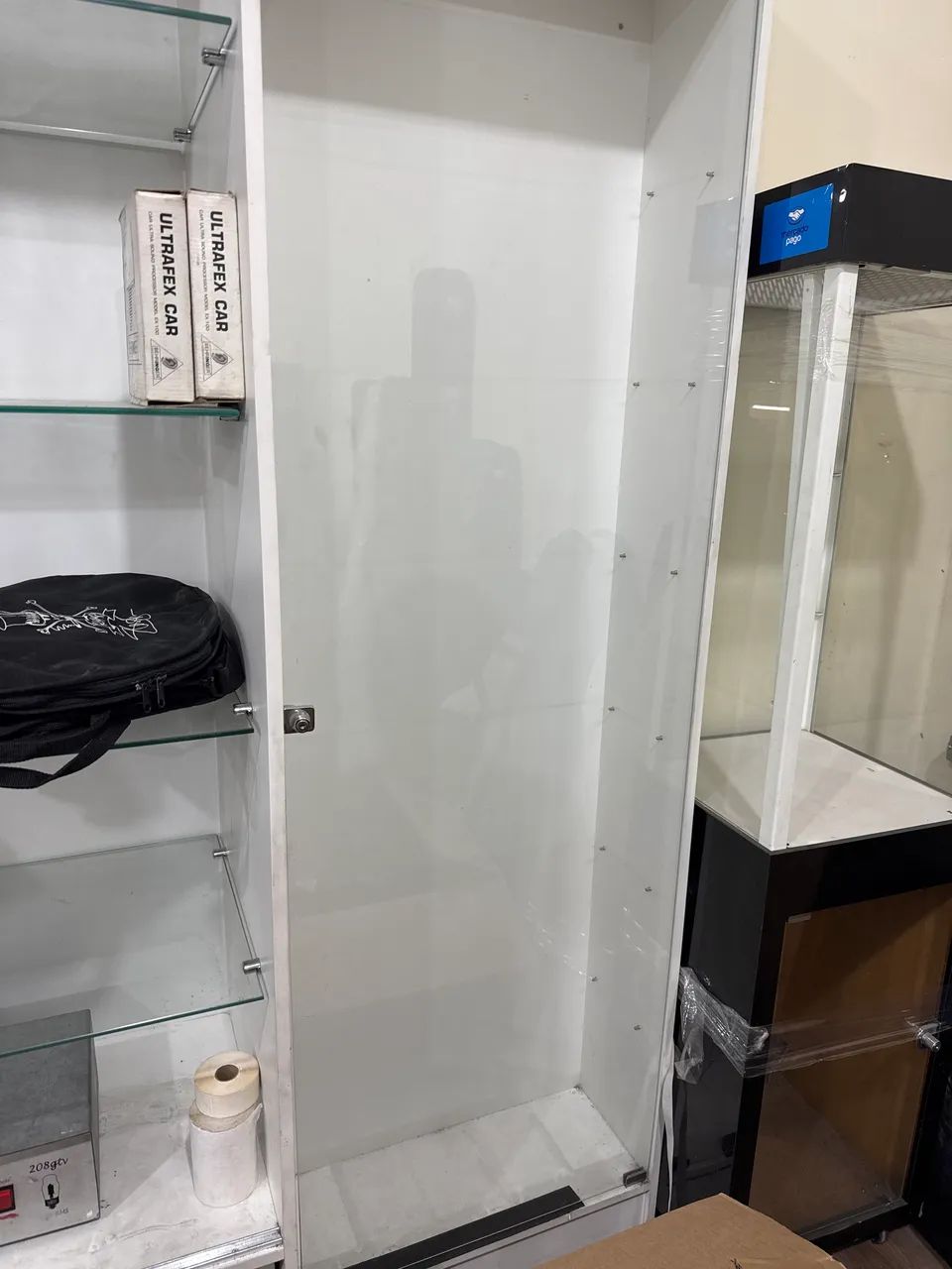 Vitrine expositora com prateleiras em vidro  - Foto 2
