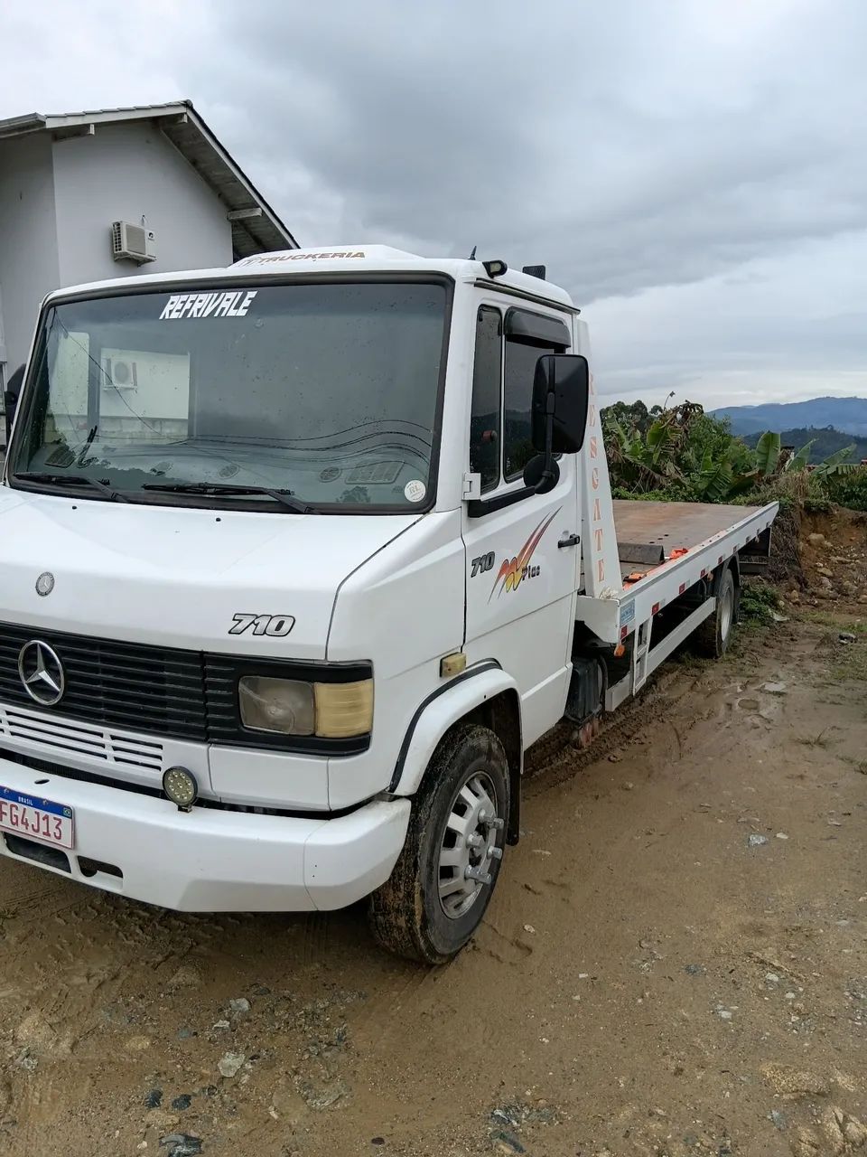 Caminhão  plataforma de guincho 710 plus - Foto 2
