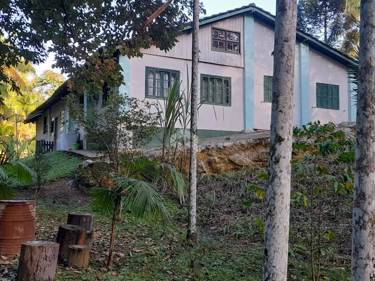 Sítio de 3.2 Hectares com 2 Casas e Abundância de Água em Biguaçu