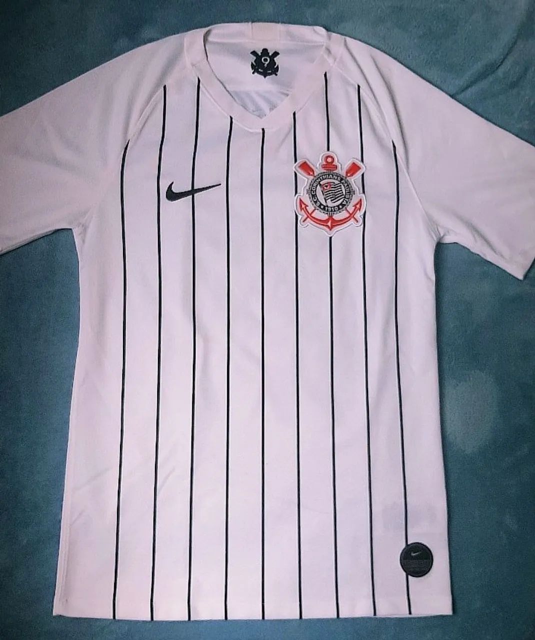 Lote com camisas de futebol e basquete