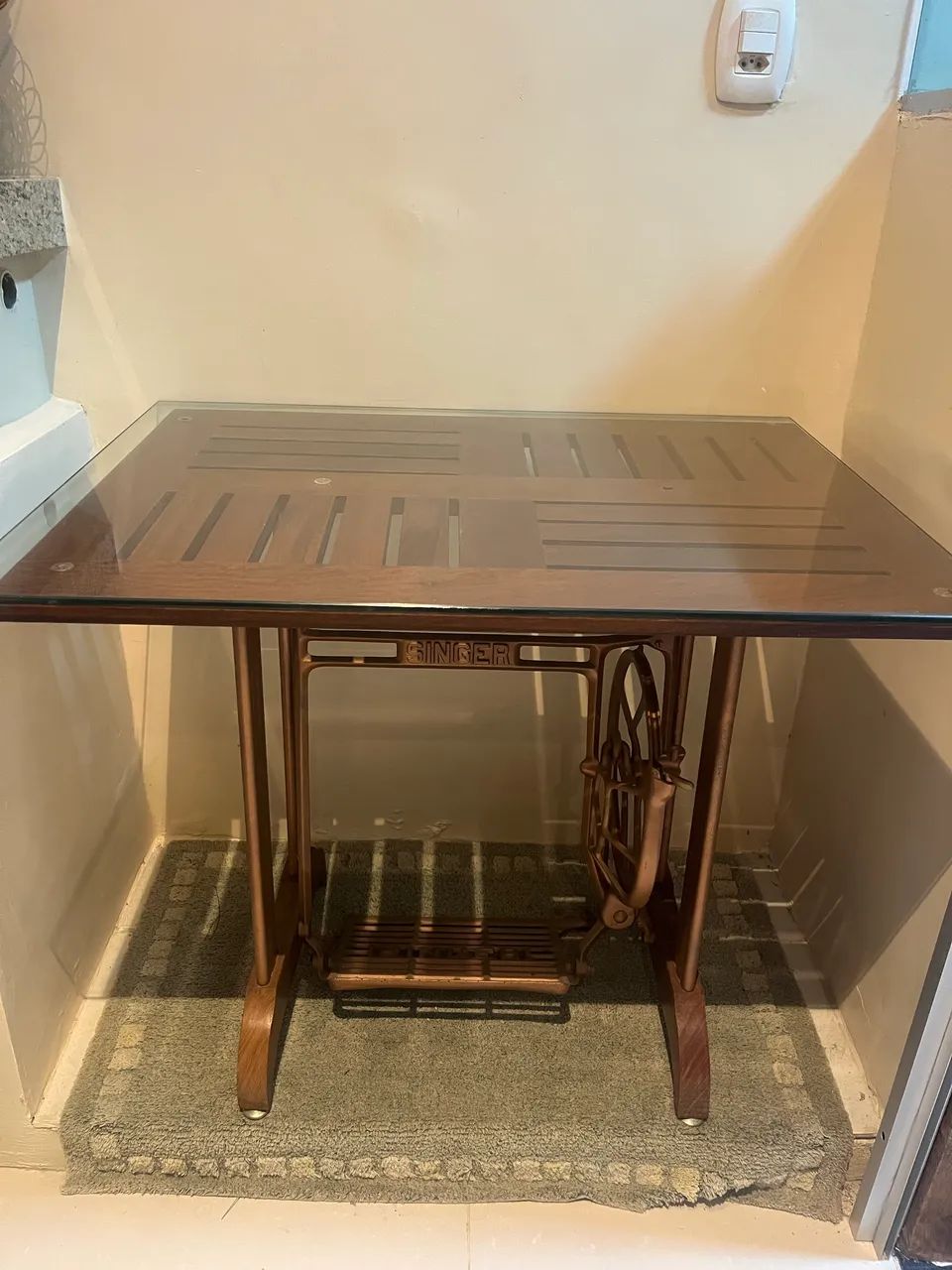 Mesa vintage com base de máquina singer antiga.  - Foto 2