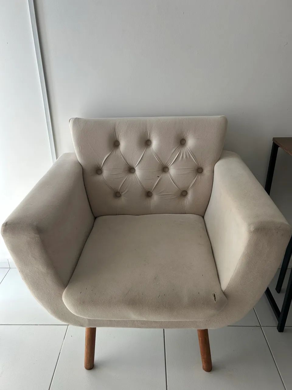Par de Poltronas Decorativas Bege com Capitonê - R$ 400