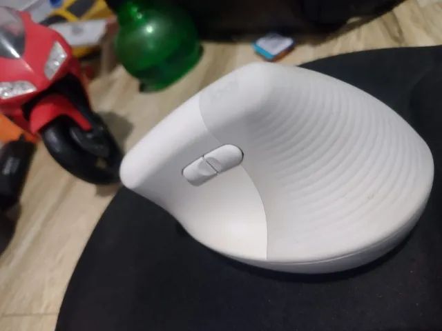 Mouse Sem Fio Logitech Lift Vertical Cliques Silenciosos Conexão Bluetooth ou USB Semi-nov - Foto 6