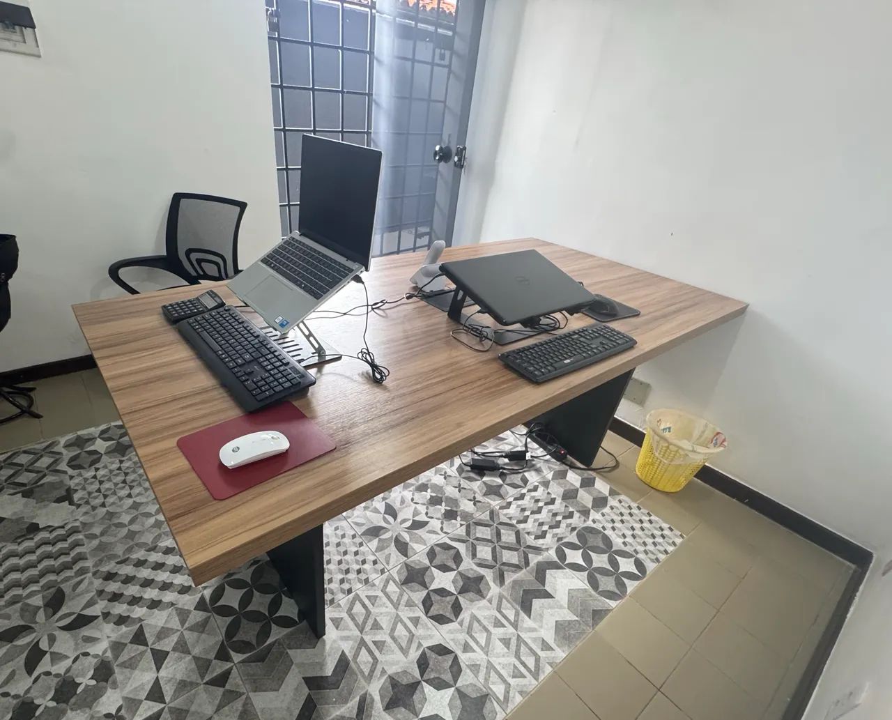 Mesa de reuniões de escritório  - Foto 2