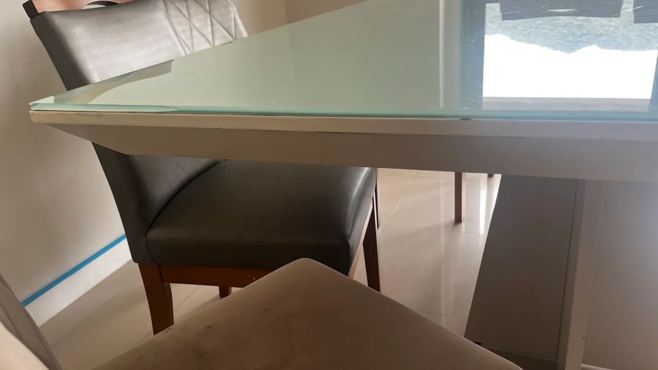 Mesa com tampo de vidro, para 8 lugares.  - Foto 2
