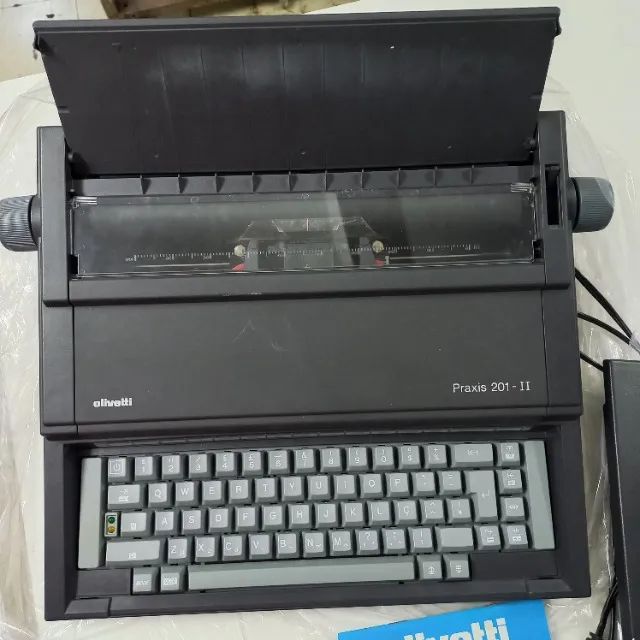 Máquina de escrever Olivetti elétrica
