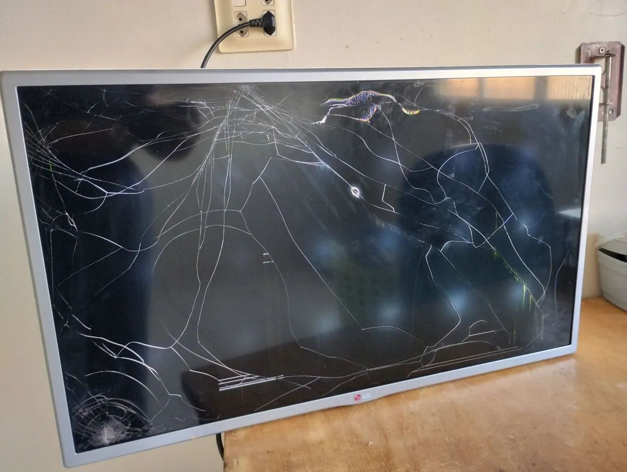 Vendo TV 32" para retirada de peças - Foto 4