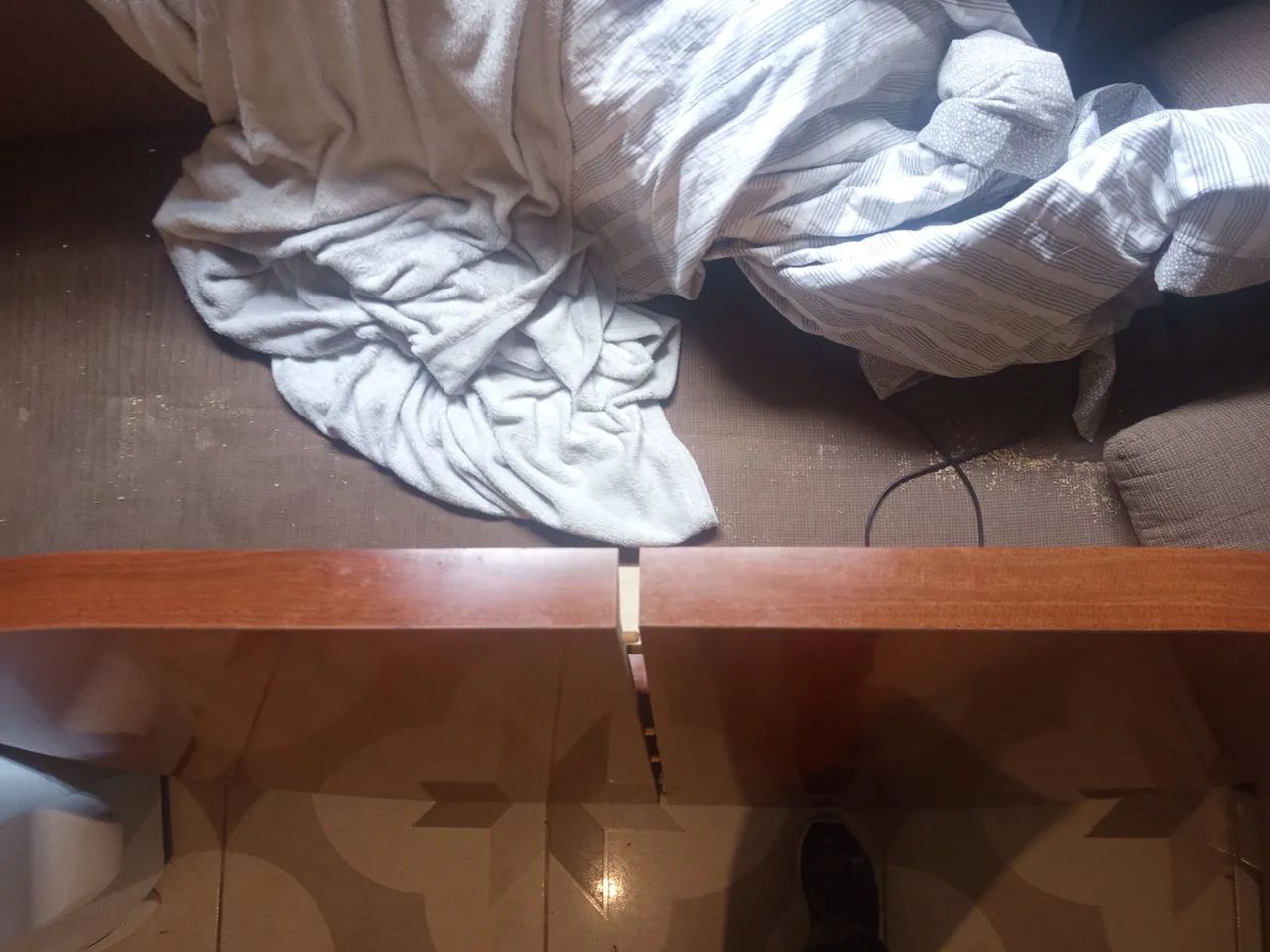 Mesa de madeira boa antiga mas em bom estado de conservação  - Foto 2