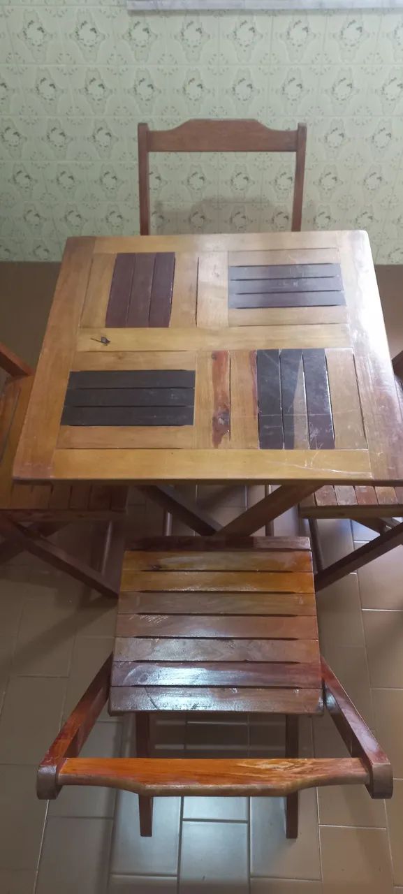 Conjunto de mesa e cadeiras de bar de madeira