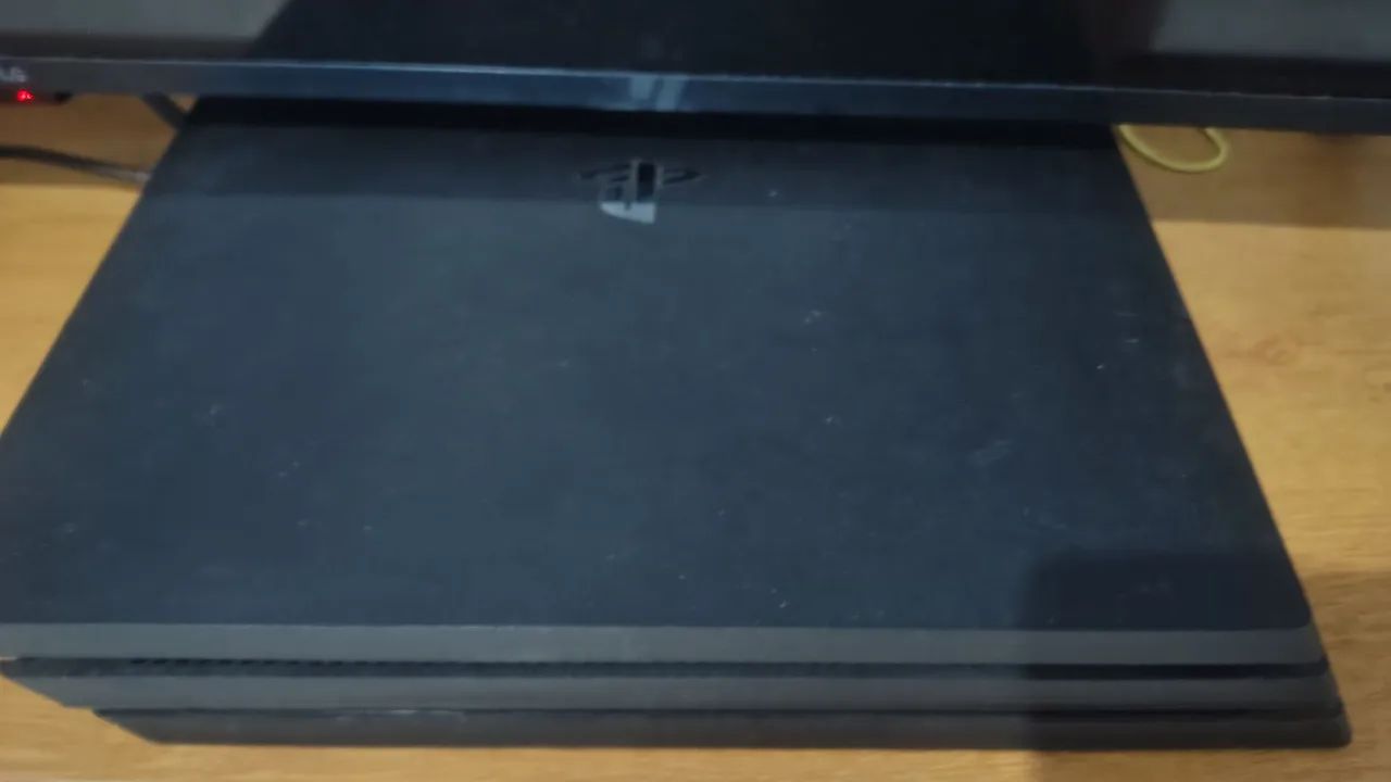 PS4 pro , 1TB + camera