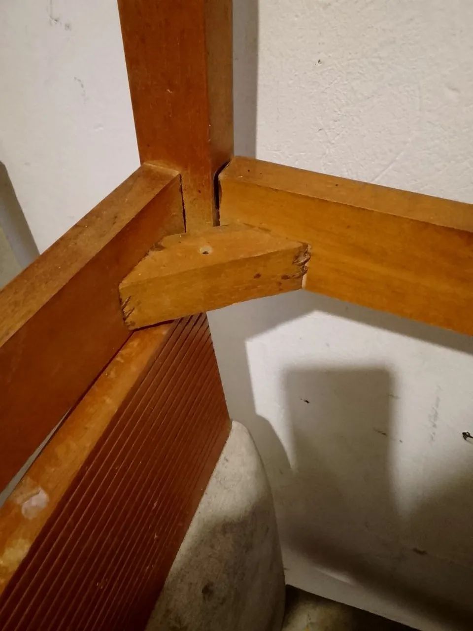 04 cadeira em madeira para cozinha precisa trocar o assento  - Foto 3