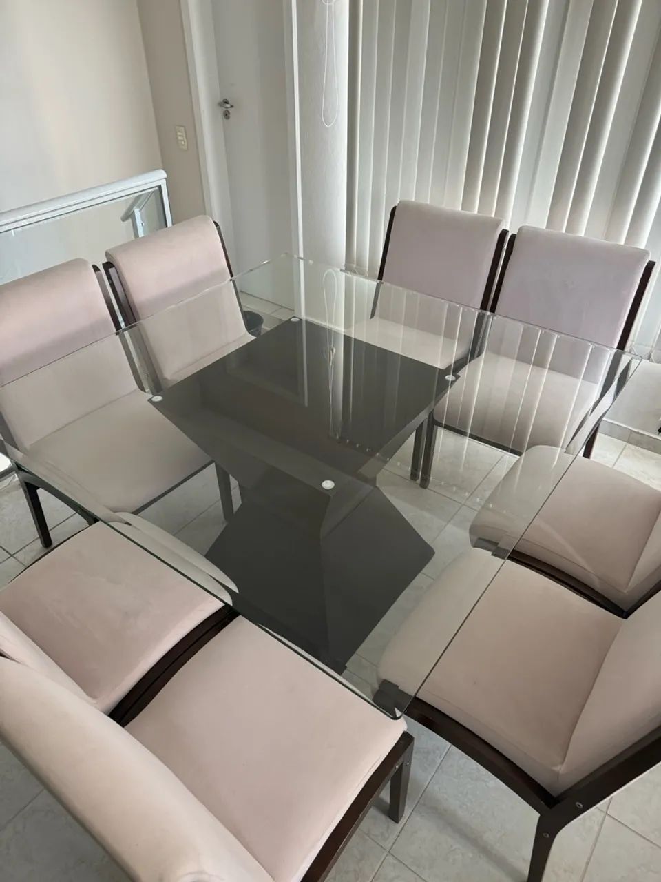 Mesa de vidro grande com oito cadeiras - Foto 2