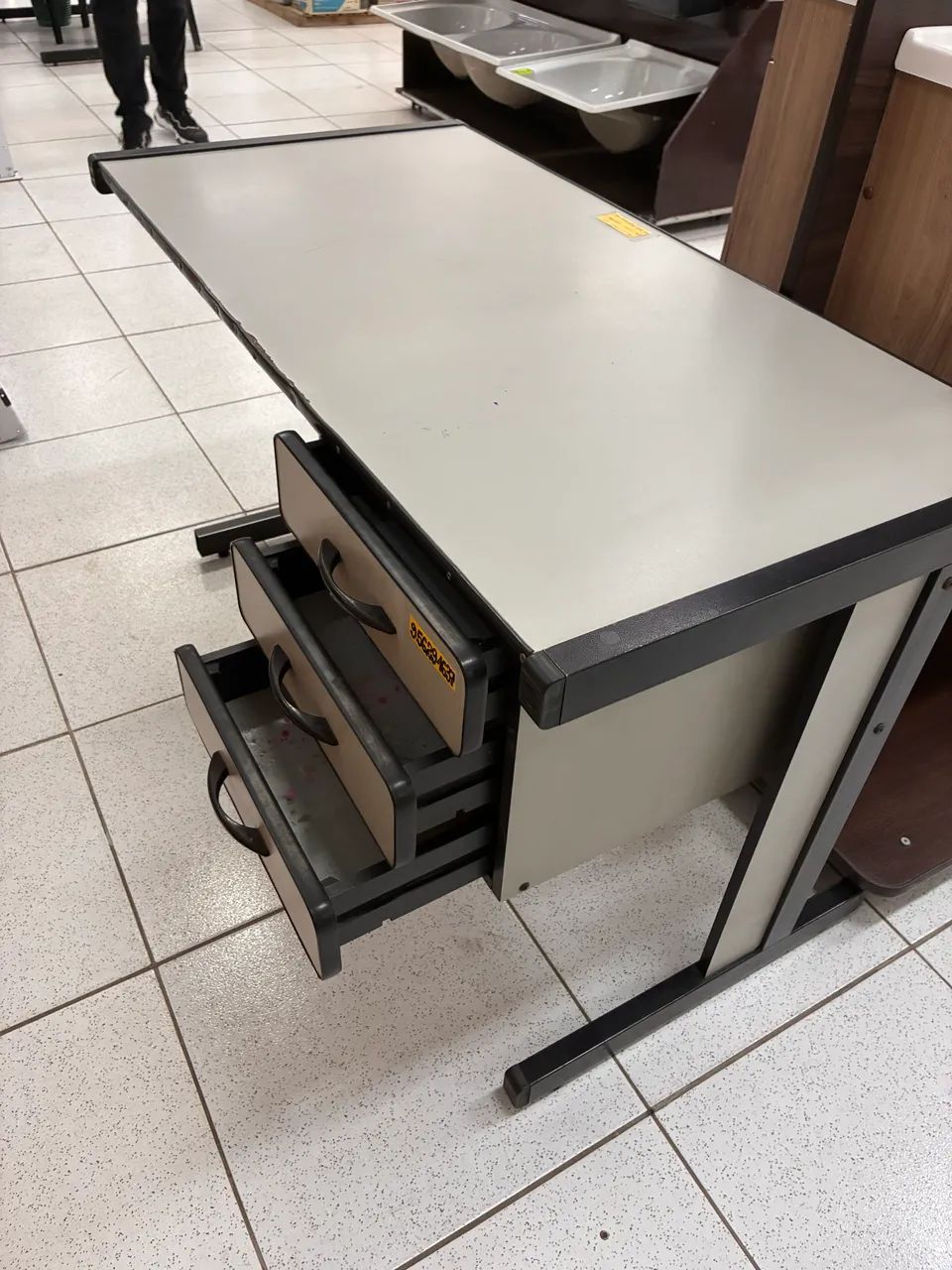 Mesa escritório 1.20 x 0.60 com 3 gavetas - Foto 2