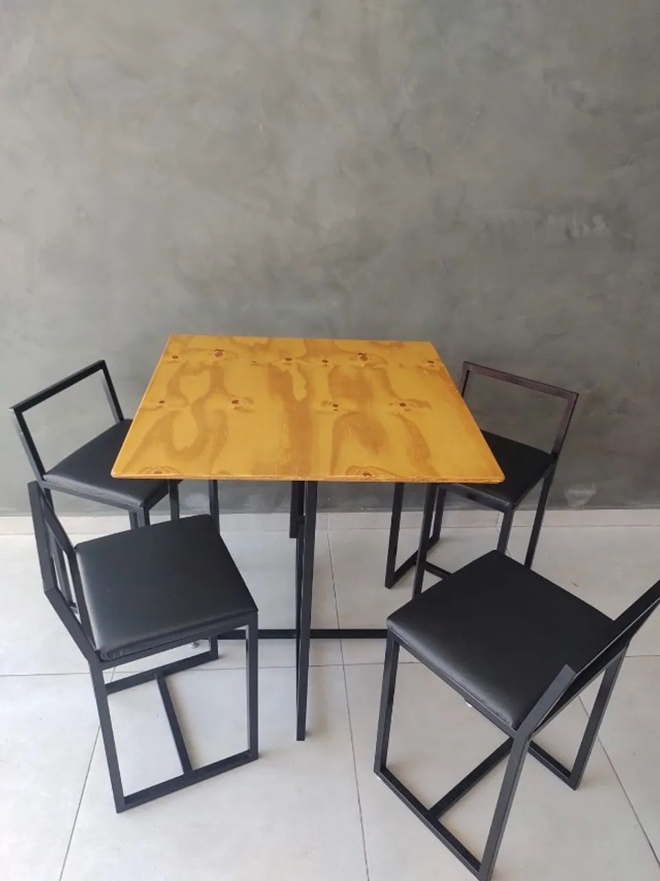 Conjunto de mesa Pinus com 4 cadeiras estofadas industrial - Bairro Rio Vermelho - Foto 2