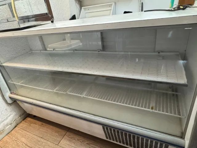 Balcão expositor com pista para congelados Frilux 