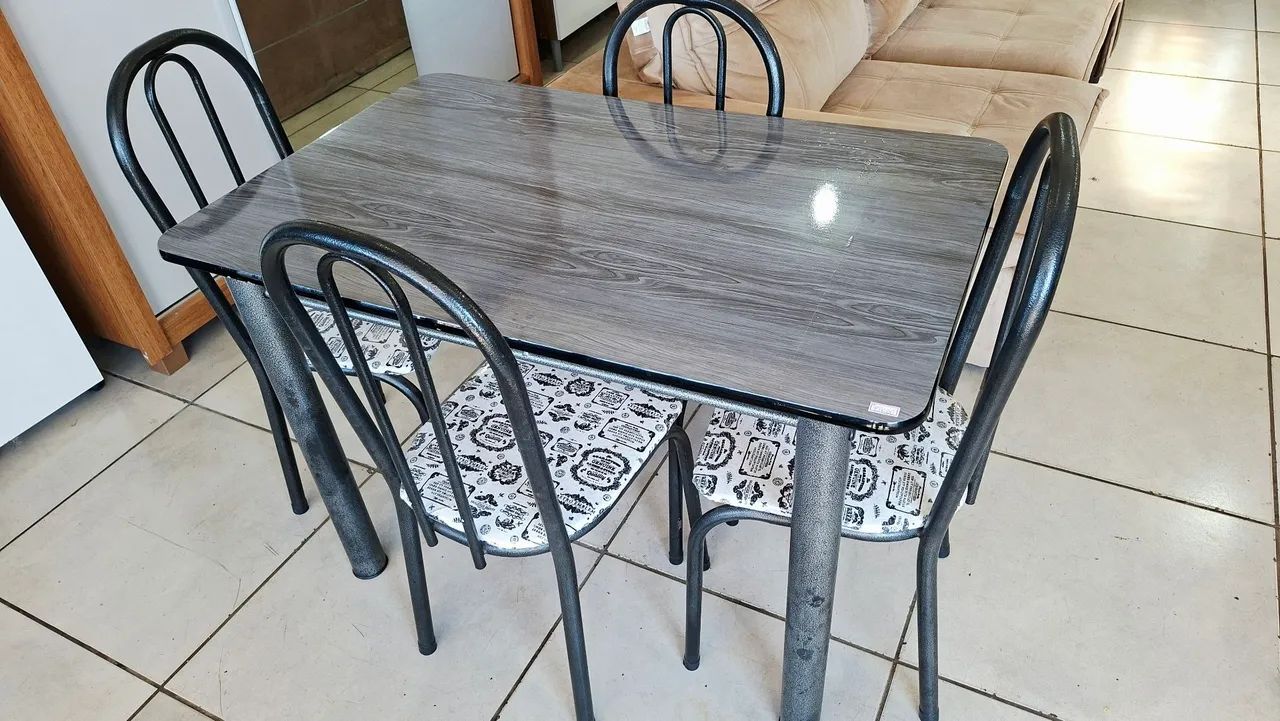 Mesa de 4 cadeiras tampo MDP 