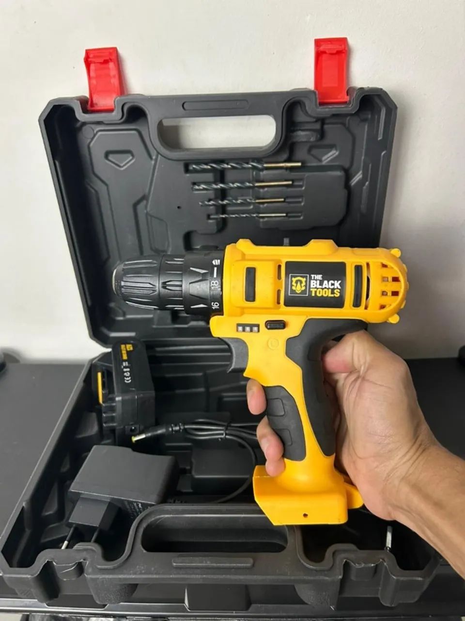 PARAFUSADEIRA E FURADEIRA BLACK TOOLS