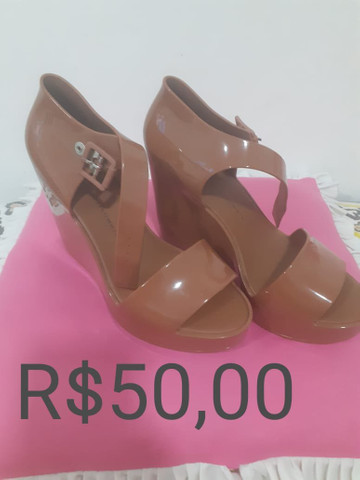 Vendo sapatinhos de luxo pouco usado